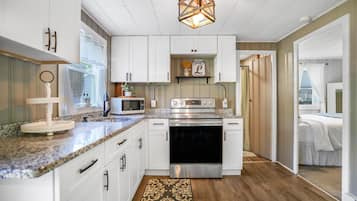 Een koelkast, een magnetron, een oven, een kookplaat