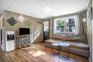 Smart TV, DVD player, books - New England Lake House (Lakeville)