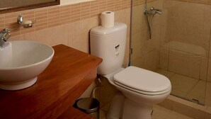 A bathroom with a sink, toilet, and glass-enclosed shower. - Wonderful penthouse with pool and sea view (La Romana)