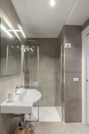Classic Room | Bathroom | Shower, free toiletries, hair dryer, bidet - Napoli Visit Home (Naples)