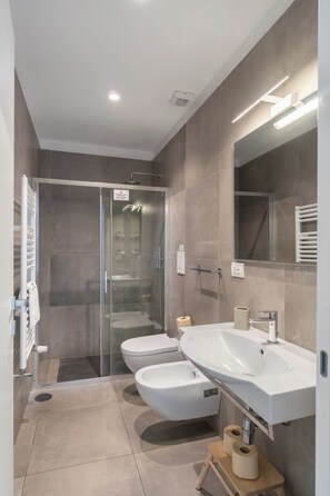 Deluxe Room | Bathroom | Shower, free toiletries, hair dryer, bidet - Napoli Visit Home (Naples)