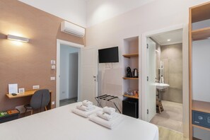 Standard Room | Minibar, in-room safe, desk, soundproofing - Napoli Visit Home (Naples)