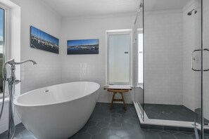 Ensemble douche/baignoire, sĂšche-cheveux, serviettes fournies, savon