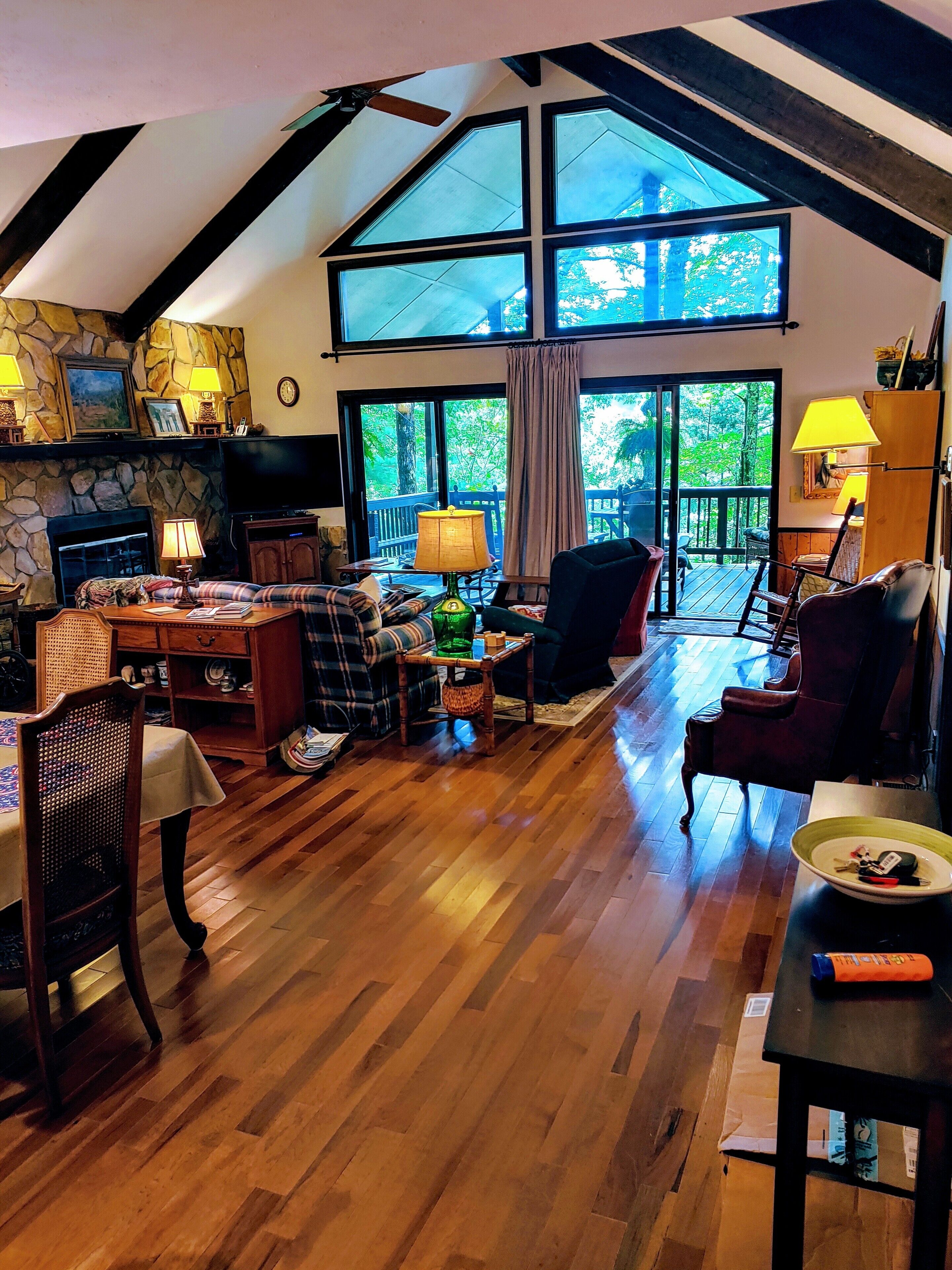 Een televisie, een open haard en boeken