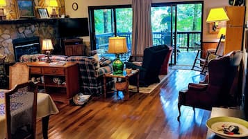 Een televisie, een open haard en boeken