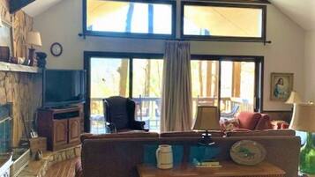 Een televisie, een open haard en boeken