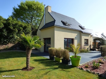 Vue de la maison cÎté sud.
Plus de 500m2 de jardin. Robot tondeuse.
