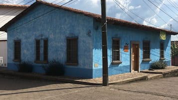 Vista frontal de la propiedad