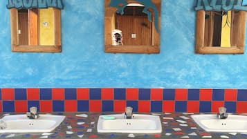 Regadera, toallas, jabón, papel de baño