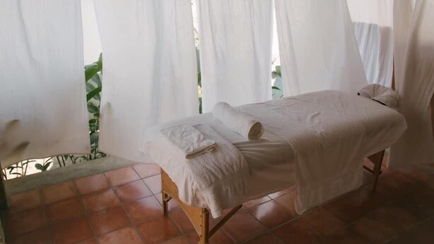 A room with a bed, a small table, and a curtain. - Iguana Azul - Hostel (Copan Ruinas)