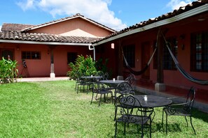 Serviço de café da manhã, culinária internacional, vistas para o jardim