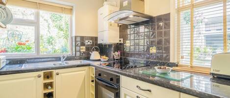 Oven, cookware/dishes/utensils, freezer