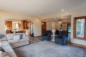 TV connectée, cheminée, table de tennis de table, livres