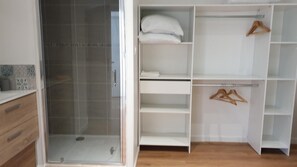 Shower, soap, toilet paper - GITES EN COLLOCATION 33500 NEAC (Néac)