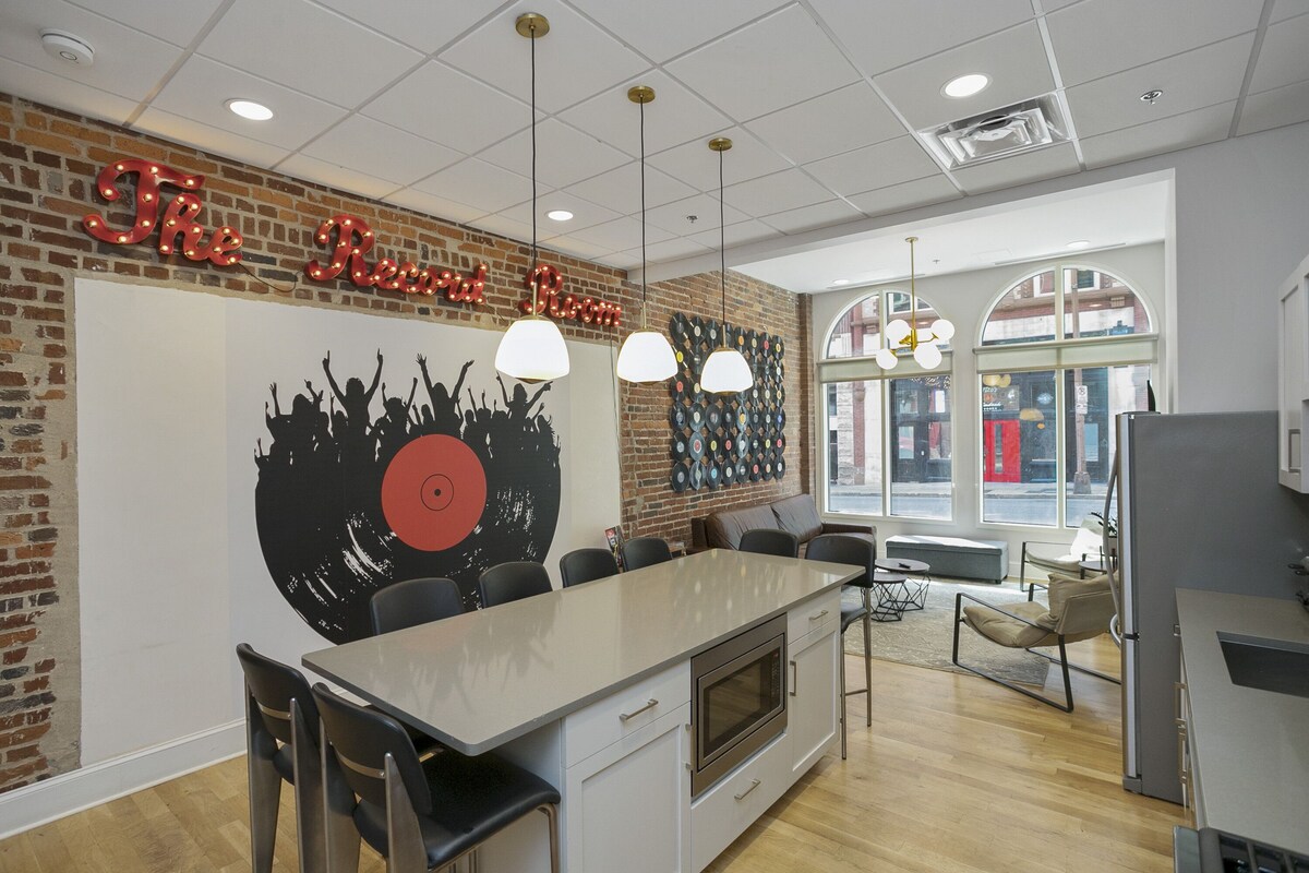 The Record Room - 2 Blocks to Broadway