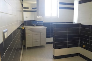 Haartrockner, Handtücher, Seife, Shampoo