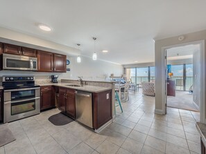 冷蔵庫、電子レンジ、食器洗い機、コーヒー / ティーメーカー