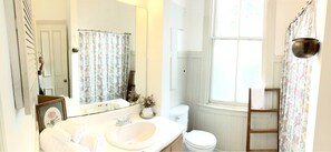 Dusj, hårføner, håndklær og såpe