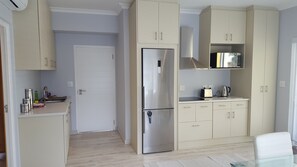 Refrigerador, microondas, placa de cocina, cafetera/tetera