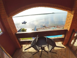 Suíte superior, vista para a baía, de frente para o mar | Vista da sacada