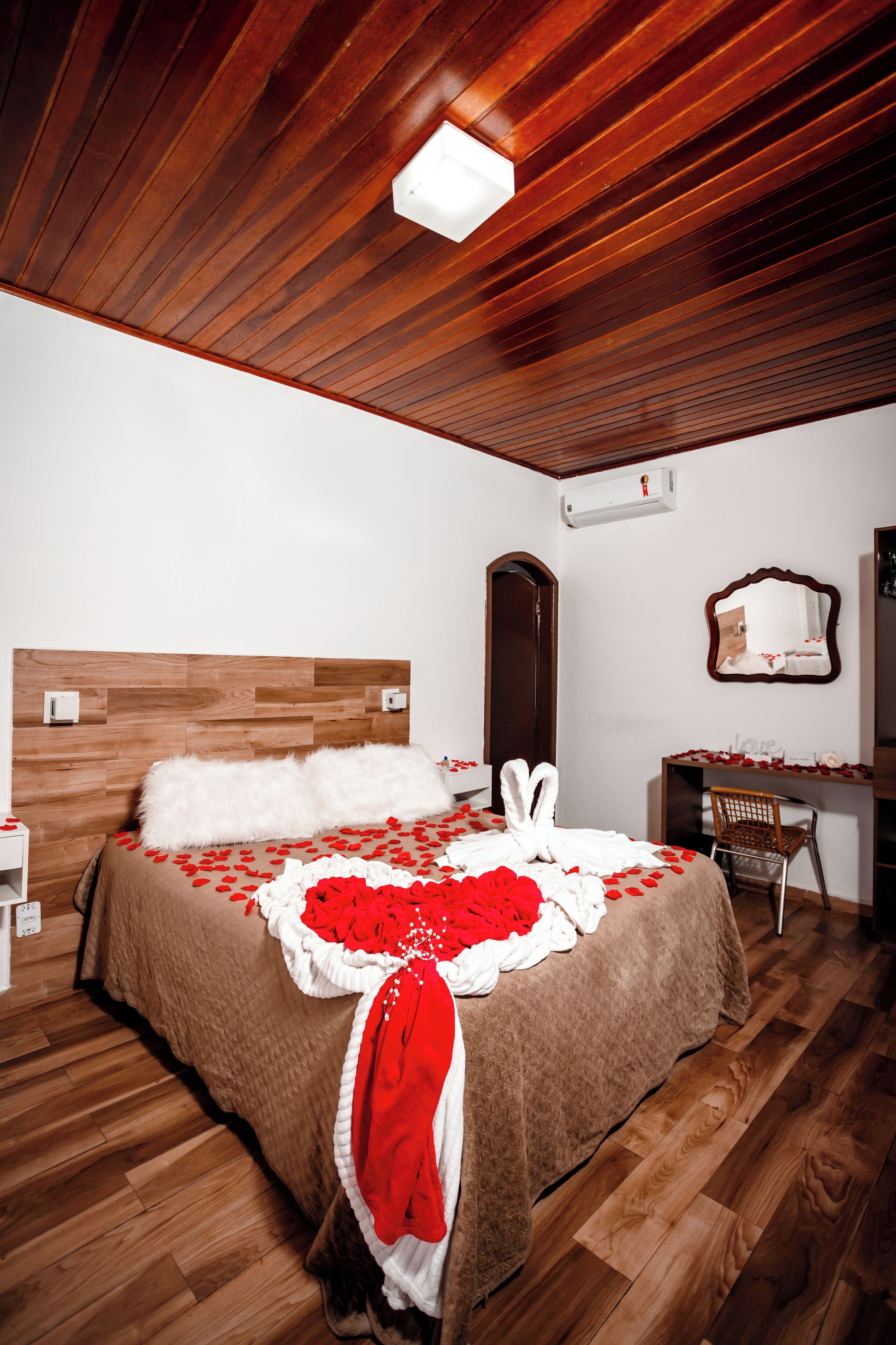 superior suite, bay view, sea facing | 1 bedroom, minibar, desk, bed sheets