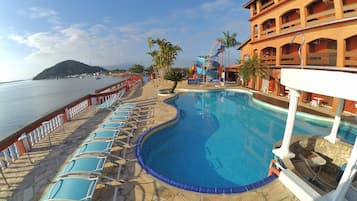 2 Außenpools, Sonnenschirme, Liegestühle