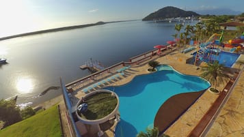 2 piscinas externas, guarda-sóis, espreguiçadeiras