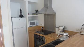 Een koelkast, een microgolfoven, een oven, een kookplaat