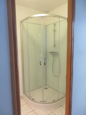 Douche, serviettes fournies, savon, papier toilette