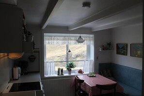 Frigorífico, microondas, horno y placa de cocina