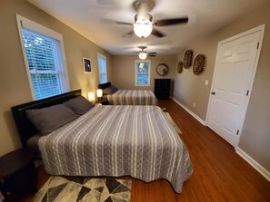 4 slaapkamers, een strijkplank/strijkijzer, gratis wifi, beddengoed