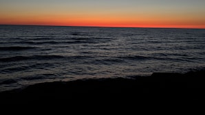 A coastal sunset with waves. - Lakefront Paradise - Sleeps 6 - Only $400/Night (Pulaski)