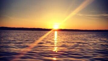 Beach nearby, sun loungers, beach towels