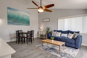 Smart TV, Netflix, streaming services - Cozy Condo, 3 Minute Walking Distance to the Beach (Destin)