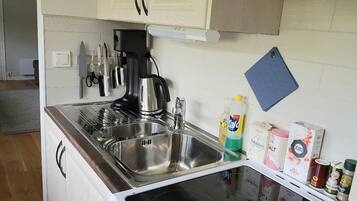 Kjøleskap, mikrobølgeovn, ovn og kokeplater