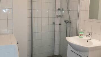 Dusj, hårføner, håndklær og såpe