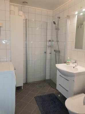 Dusj, hårføner, håndklær og såpe
