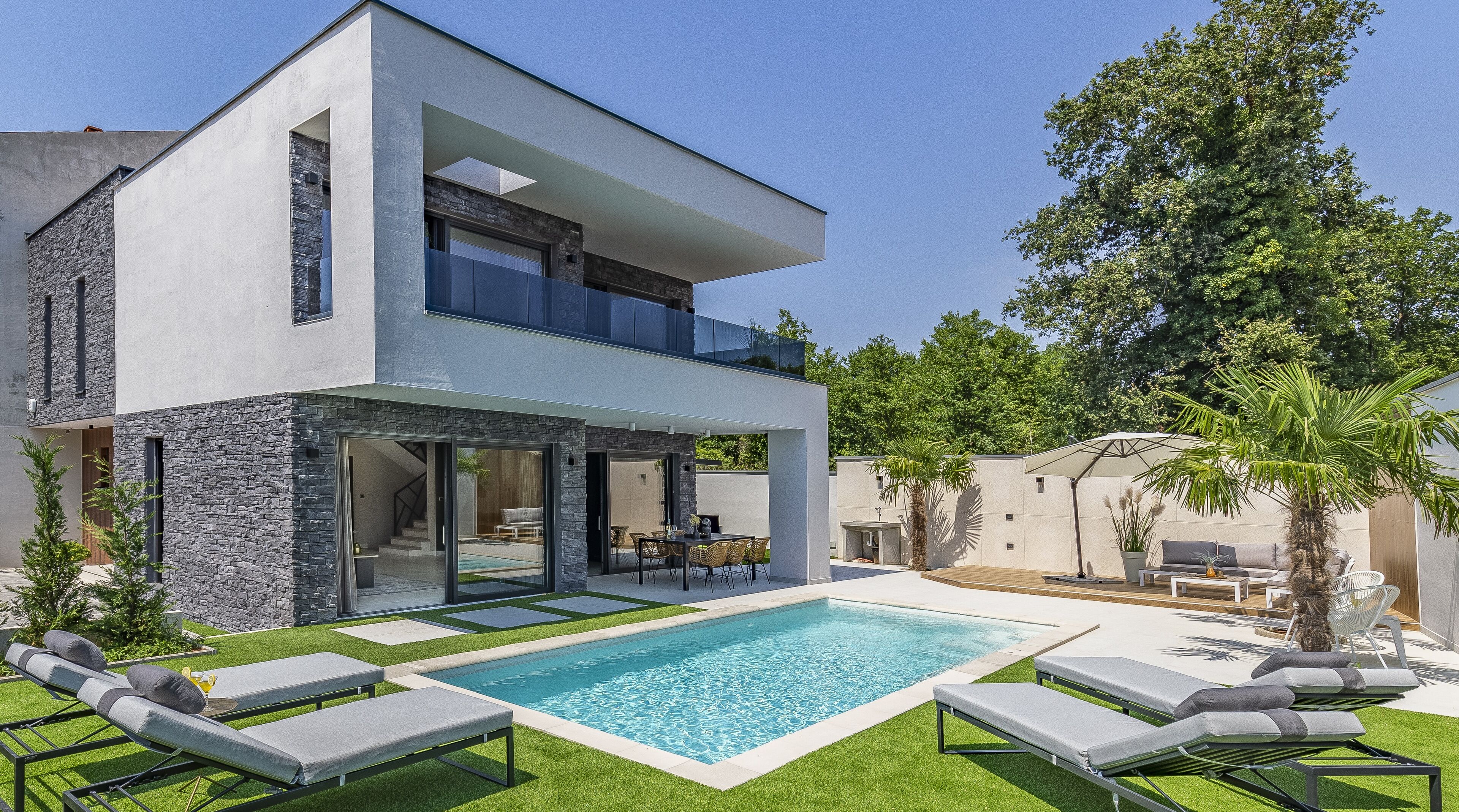 Utendørsbasseng og et oppvarmet basseng