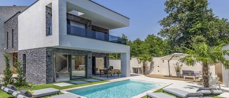 Utendørsbasseng og et oppvarmet basseng