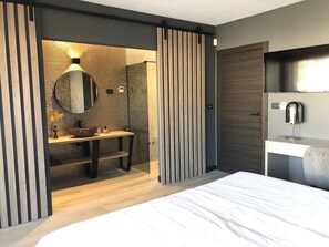 4 bedrooms, in-room safe, iron/ironing board, WiFi