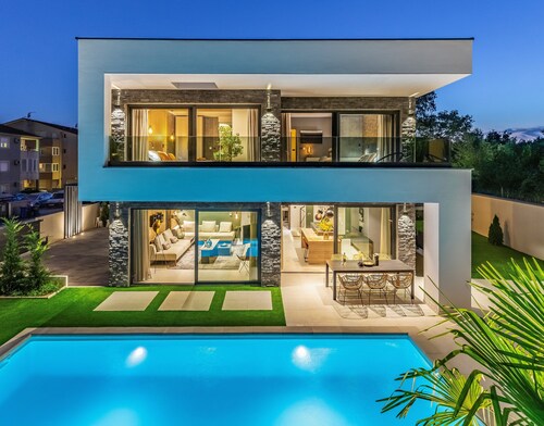 Modern New Villa with heated pool