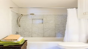 Combined shower/tub, hair dryer, towels, soap - The Hi-way Ranch Lockhart (Lockhart)