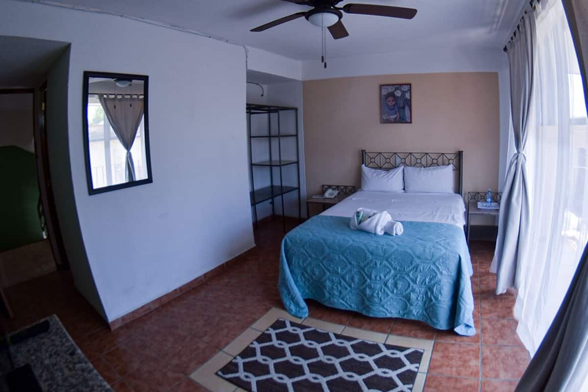 Habitación Deluxe | 3 habitaciones, espacio para trabajar con laptop y wifi gratis