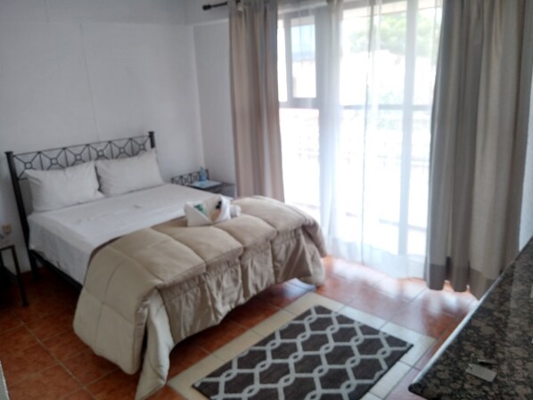 Deluxe Room | Laptop workspace, free WiFi