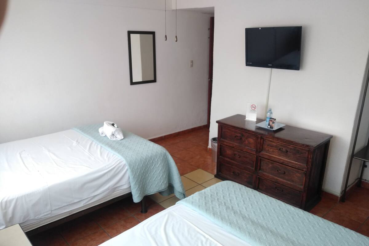 Habitación cuádruple Deluxe | 3 habitaciones, espacio para trabajar con laptop y wifi gratis