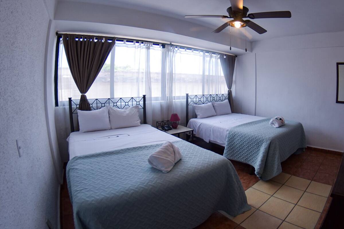 Habitación doble Deluxe | 3 habitaciones, espacio para trabajar con laptop y wifi gratis
