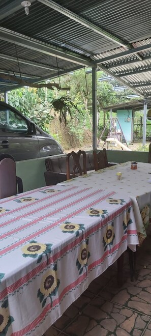 Outdoor dining - Hospedaje Luis & Ana (Pejibaye)