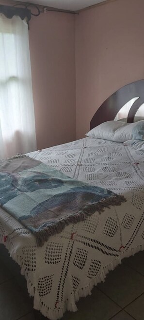 Room, 1 Queen Bed, Shared Bathroom, Ground Floor | Free WiFi - Hospedaje Luis & Ana (Pejibaye)