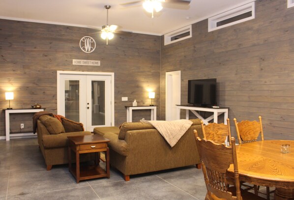 Interior - Secluded Retreat With hot tub ideal to fish and relax on private pond (Orangeburg)