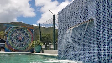 Una piscina al aire libre, una piscina climatizada